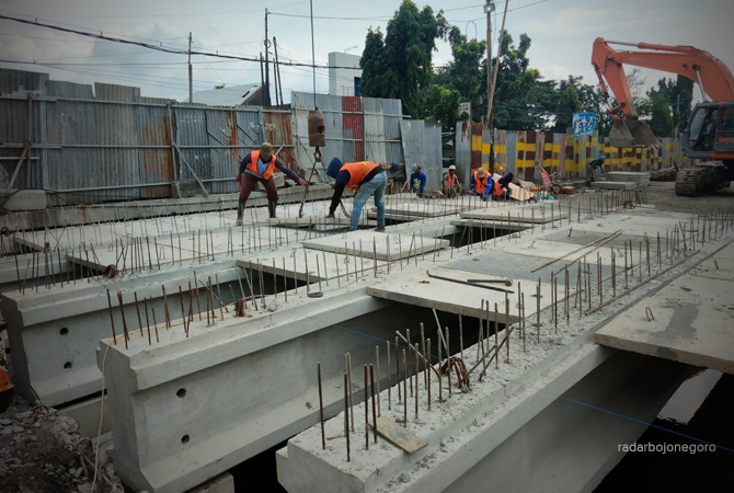 DIKEBUT: Sebanyak enam unit girder baru telah rampung dipasang di jembatan jalan nasional di Desa Plaosan, Kecamatan Babat. (IST./RDR.LMG )