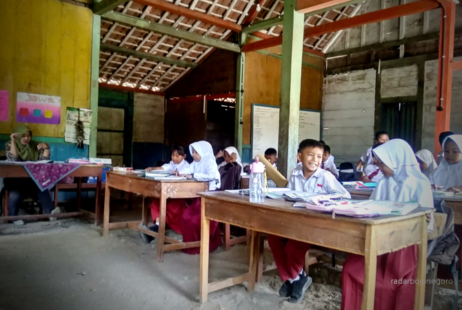 MENUMPANG: Pembelajaran SDN 2 Sambongrejo memakai rumah warga sejak 2021 akhir. (RAHUL OSCARRA DUTA/RDR.BLORA)