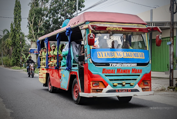 TAK STANDAR KEAMANAN: Kereta kelinci melintas di Kampung Salak Wedi kemarin (26/2). Kendaraan modifikasi itu tak standar keamanan pengendara di jalan raya. (DHANI WAHYU ALFIANSYAH/RDR.BJN)