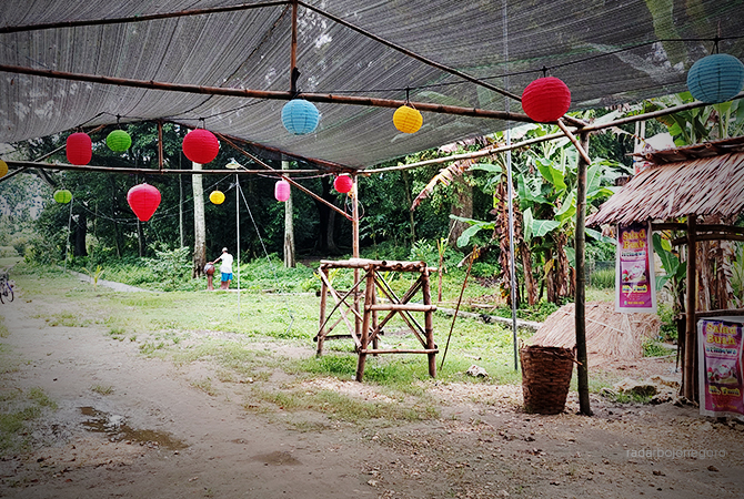 HIDUPKAN WISATA: Hiasan warna-warni menggantung di Pasar Wura-Wari dekat Situs Ngloram. Pasar baru untuk menggaet wisatawan. (LUKMAN HAKIM/RDR.BJN)