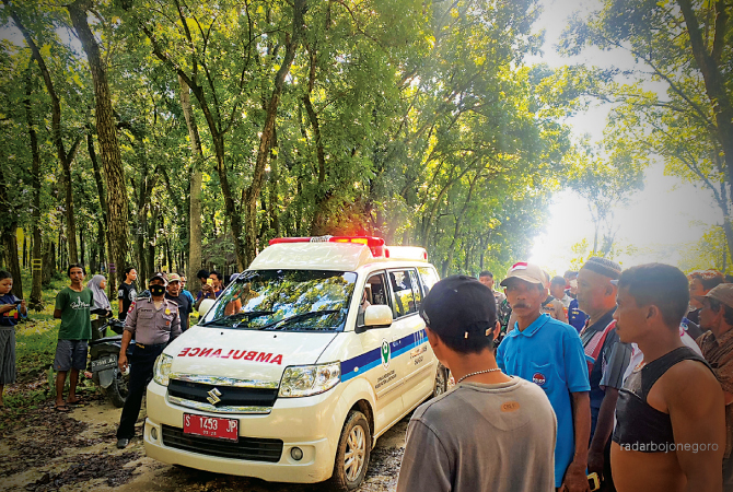 DITEMUKAN: Ambulans yang mendatangi lokasi penemuan mayat korban tenggelam di Waduk Gondang. (ISTIMEWA FOR RDR.LMG)