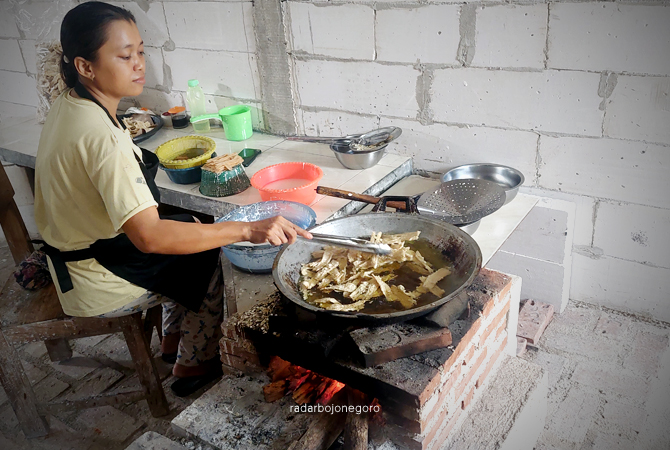 KREASI CAMILAN: Proses penggorengan keripik gedebog pisang memakai perapian kayu. (LUKMAN HAKIM/RDR.BLORA)