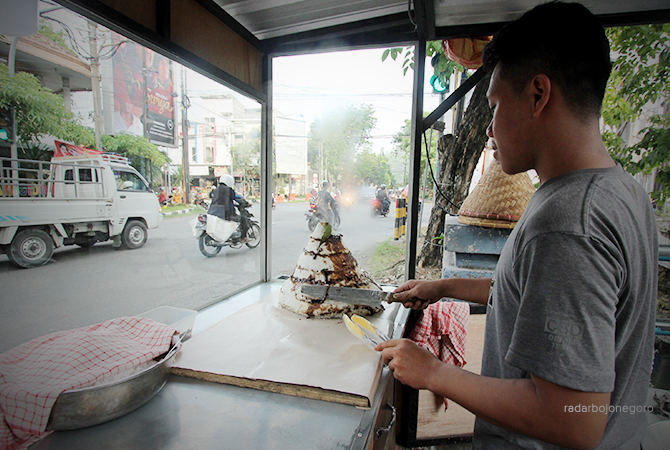 STREET FOOD: Kue dongkal yang merupakan kuliner khas Sunda mulai dijakakan di pinggir jalan protokol di Lamongan. (ANJAR DWI PRADIPTA/RDR.LMG)