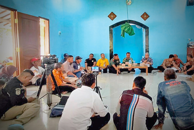 DIDATA ULANG: Warga tengah membangun rumah baru di Wonorejo Kecamatan Cepu.(LUKMAN HAKIM/RDR.BLORA)