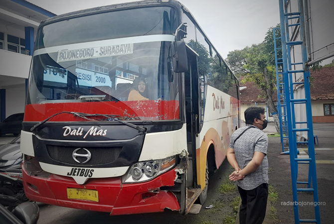 DIAMANKAN: Bus Dalimas yang disita di kantor Satlantas Polres Bojonegoro. Kecelakaan Selasa (7/2) menewaskan empat korban. (BHAGAS DANI PURWOKO/RDR.BJN)