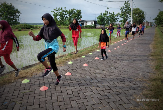 SEADANYA: Para atlet latihan di jalan paving poros desa di Desa/Kecamatan Padangan. Padahal, atletik penyumbang medali porprov. (IRVAN RAMADHAN/RDR.BJN)