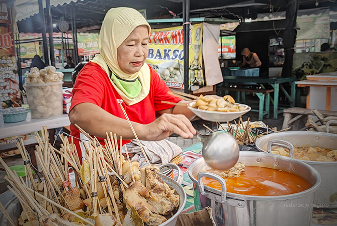 KUDAPAN MALAM: Penjual lontong kikil di barat Pasar Kota Bojonegoro. Ada kikil yang ditusuk menyerupai sate dan kuah kare pedas. (DANI WAHYU ALFIANSYAH/RDR.BJN)