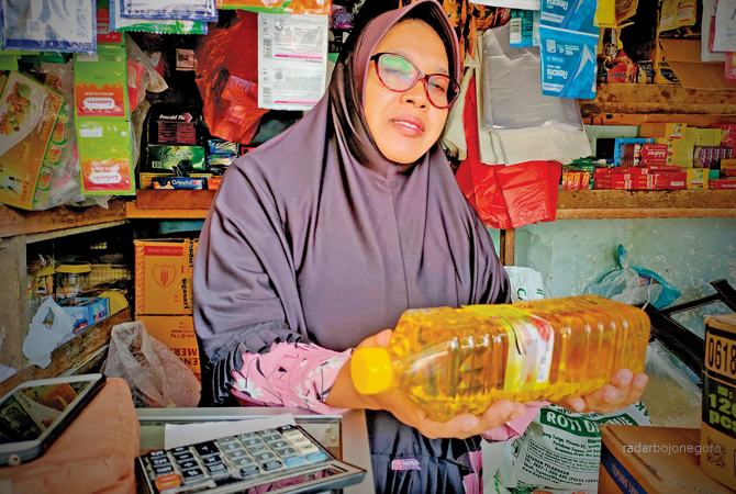 STOK MINIM: Terpantau pedagang di sejumlah pasar menjual Minyakita di atas harga eceran tertinggi (HET). (ISTIMEWA FOR RDR.LMG)