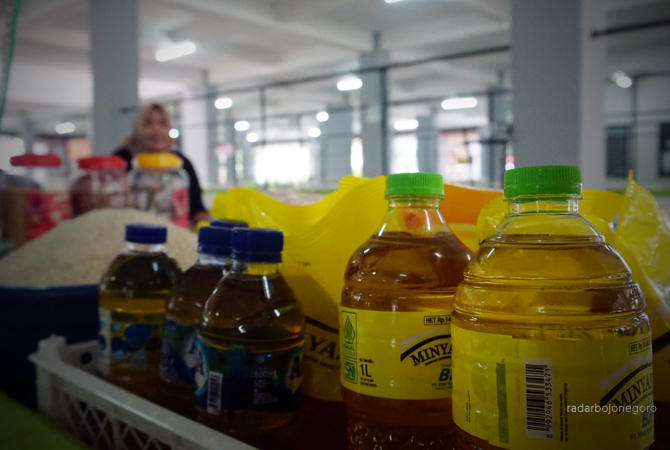 SUPLAI MINIM: Pedagang sembako di Pasar Wisata. Saat ini harga minyak kemasan tren naik. (YUAN EDO/RDR.BJN)