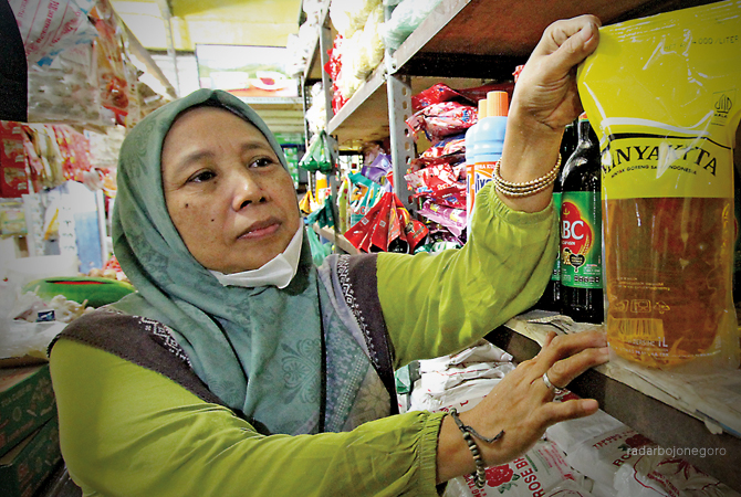 LANGKA: Stok Minyakita di sejumlah pedagang Pasar Sidoharjo, Lamongan terbatas. (ANJAR DWI PRADIPTA/RDR.LMG)