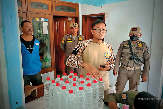 BARANG BUKTI: Botol miras yang diamankan petugas satpol PP dari warung dan toko milik Agus Hartono, 56, warga Desa/Kecamatan Mantup. (ISTIMEWA FOR RDR.LMG)