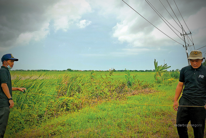 DIUKUR: Tanggul Rawa Sibanget bakal dinormalisasi. Ada anggaran sekitar Rp 500 juta untuk perbaikan rawa agar fungsinya lebih maksimal. (ISTIMEWA FOR RDR.LMG)