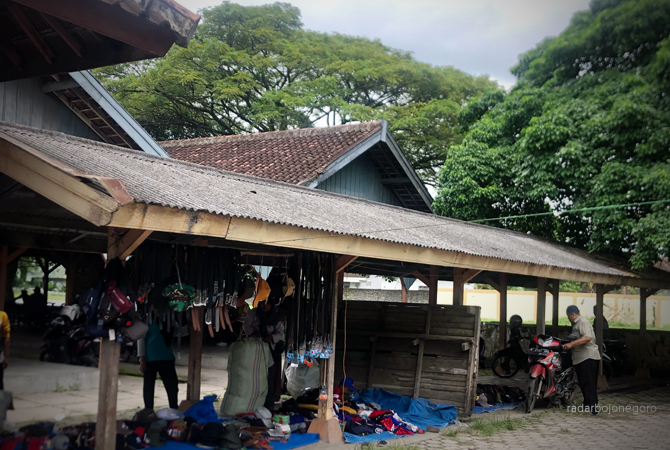 PASAR TRADISIONAL: Suasana Pasar Klithikan di Pasar Hewan. Pasar ini meramaikan pasar hewan setelah ditutup gegara virus PMK. (RAHUL OSCARRA DUTA/RDDR.BLORA)