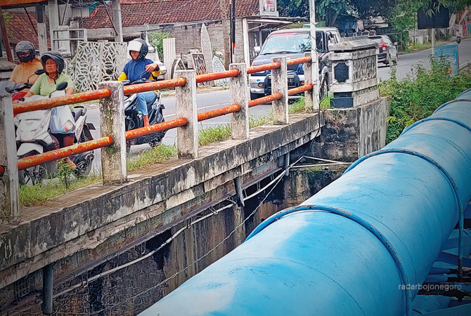 JALUR AIR: Pipa distribusi air PDAM di Blora. Tahun ini distribusi air PDAM menyasar 500 rumah. (LUKMAN HAKIM/RDR.BJN)