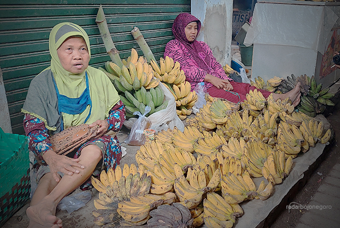 TRANSAKSI EKONOMI: Pedagang pisang di Pasar Plaza Cepu menjajakan dagangan secara lesehan. Pedagang dan pembeli juga dari Cepu dan Bojonegoro. (LUKMAN HAKIM/RDR.BLORA)
