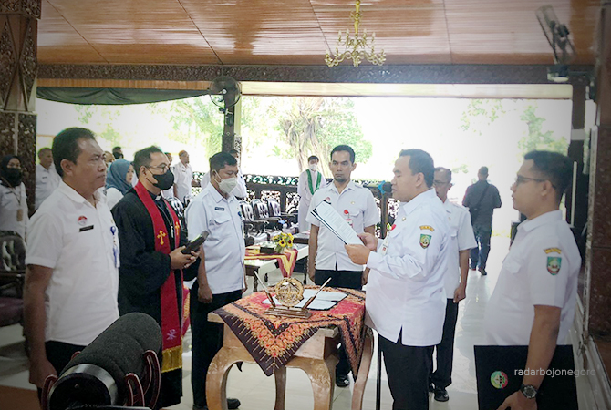 JABATAN BARU: Bupati saat melantik 85 pejabat pemkab setelah mendapat tugas baru. (Rahul Oscarra Duta/RDR.BLORA)