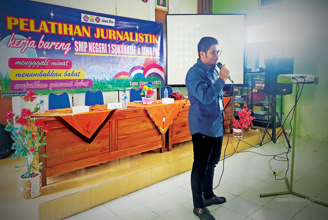 BERBAGI ILMU: Redaktur Jawa Pos Radar Lamongan, Indra Gunawan saat memberikan materi jurnalistik di Aula SMPN 1 Sukorame, kemarin (11/2). (IST/RDR.LMG)
