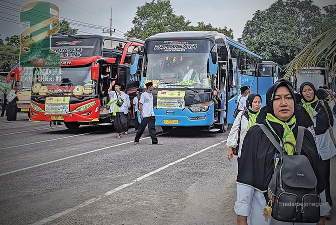 SEMANGAT: Para warga Nahdliyin berkumpul di halaman kantor Uji Kir Kapas. Sebanyak 12 ribu warga berangkat menuju Sidoarjo. (DHANI WAHYU ALFIANSYAH/RDR.BJN)