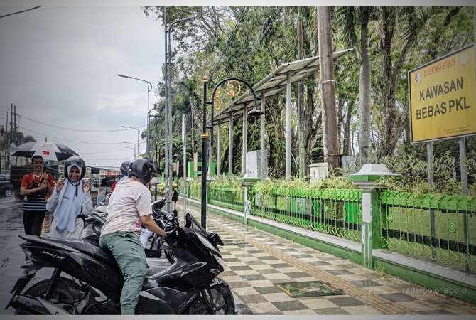 KAWASAN PROTOKOL: Papan peringatan larangan berjualan menancap di barat Alun-Alun Bojonegoro. (DHANI WAHYU ALFIANSYAH/RDR.BJN)