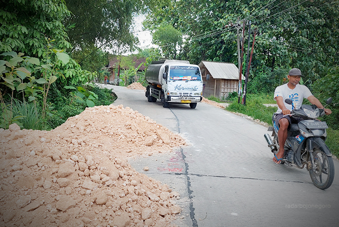 Ruas jalan Ngloram-Kedungtuban usai dikerjakan akhir Desember lalu, tampak pesepeda melintas. (LUKMAN HAKIM/RDR.BLORA)