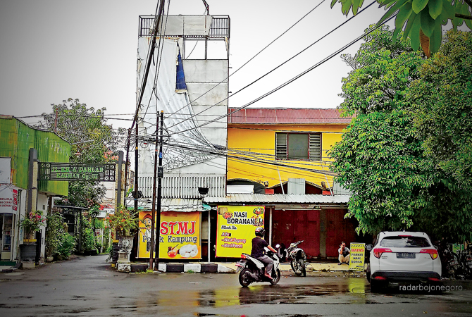 JADI PERHATIAN: Komisi A DPRD Lamongan meminta agar instasi terkait menertibkan reklame tak berizin, sebagai antisipasi jelang pemilu Tahun 2024. (ANJAR DWI PRADIPTA/RDR.LMG)