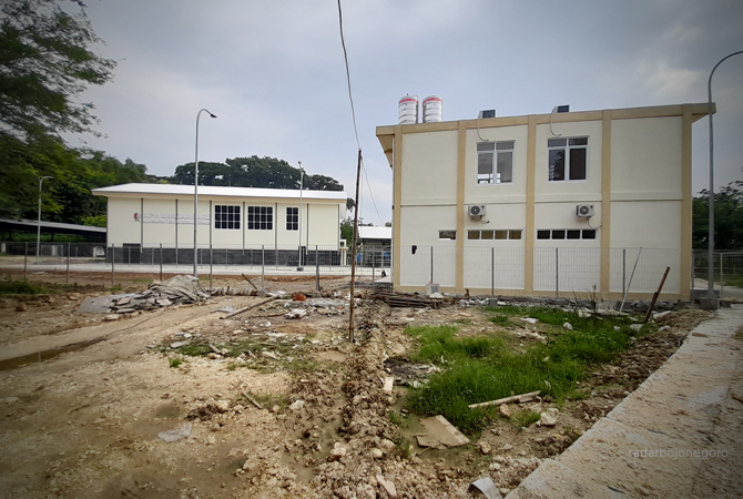 BARU SELESAI: Proyek RPH di Desa Banjarsari kini sudah jadi. Marman menggugat dugaan penyerobotan tanah. (BHAGAS DANI PURWOKO/RDR.BJN)