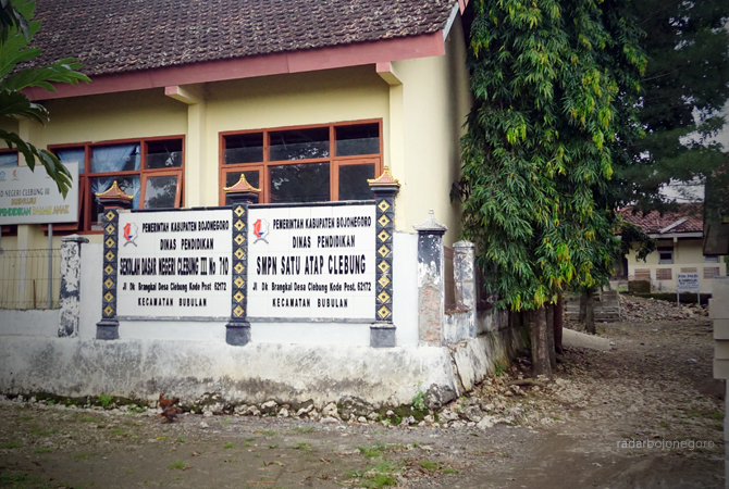 DIGABUNG: Proses belajar mengajar di SD dan SMPN berlangsung dalam satu atap. Penggabungan SD dan SMPN ini karena minimnya siswa. (YUAN EDO/RDR.BJN)