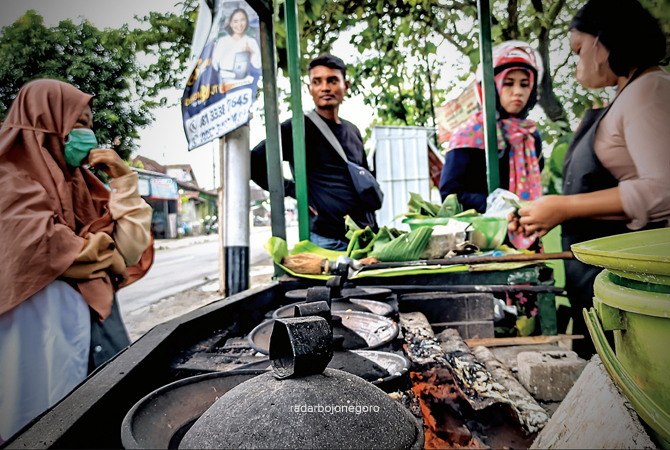 KUDAPAN SORE: Dusun Kalangan, Desa/Kecamatan Padangan, ternyata memiliki kudapan khas yakni serabi. Hanya berjualan ketika sore hingga malam. (DANI WAHYU ALFIANSYAH/RDR.BJN)