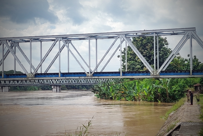 DEBIT AIR: Seorang tengah memantau air di bibir Sungai Bengawan Solo, persisnya di bawah Jembatan Cepu-Padangan. (LUKMAN HAKIM/RDR.BLORA)