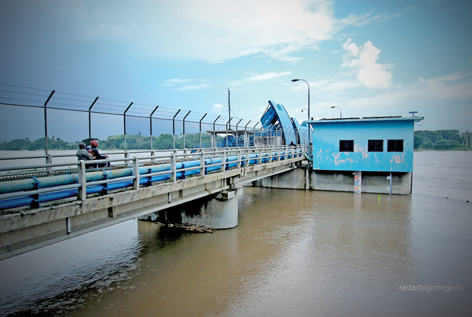 KEMBALI KE SIAGA KUNING: Ketinggian air Bengawan Solo di Pelangwot, Kecamatan Laren turun. (ANJAR DWI PRADIPTA/RDR.LMG)