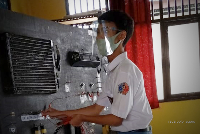 SEKOLAH KEJURUAN: Salah satu siswa SMK saat praktik di laboratorium. (DOKUMENTASI RDR.BJN)
