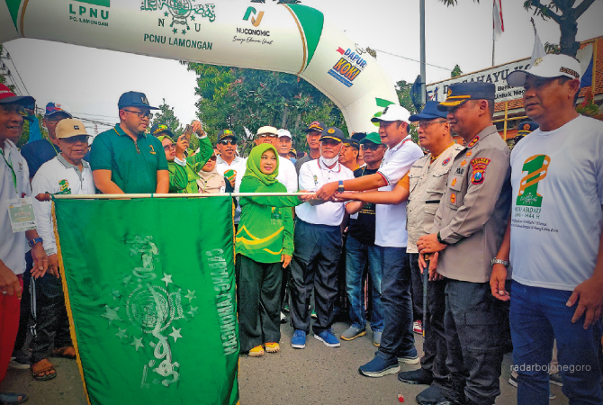 SEMANGAT KEBERSAMAAN: Bupati Yes saat memberangkatkan jalan sehat yang diselenggarakan PCNU Lamongan, kemarin (26/2). (ISTIMEWA FOR RDR.LMG)
