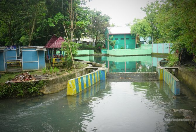 BUTUH SENTUHAN: Sumber Tirta Arum sempat ramai pada 2018, namun karena pandemi wisata ini tak terawat. (YUAN EDO/RDR.BJN)