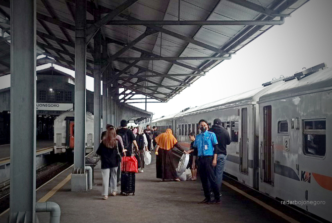 MODA JARAK JAUH: Penumpang kereta api di Stasiun Bojonegoro. Tiket mudik Lebaran bisa diakses H-45 Lebaran. (DHANI WAHYU ALFIANSYAH/RDR.BJN)