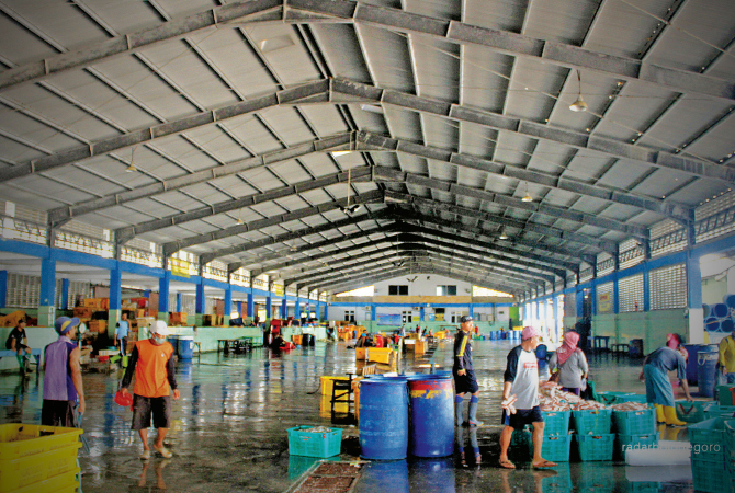 ROMBAK PENGELOLAAN: Mulai bulan ini Pemkab Lamongan mengambil alih pengelolaan TPI Brondong, karena banyak sorotan terhadap pihak ketiga. (ANJAR DWI PRADIPTA/RDR.LMG)