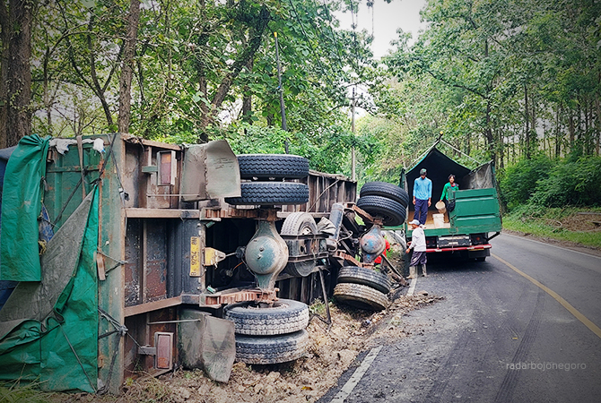 LAKA: Bak truk terguling saat melintas di tikungan tajam Hutan Cabak Blora, kemarin. Muatan jagung tumpah. Minimnya penerangan di kawasan hutan. (LUKMAN HAKIM/RDR.BLORA)