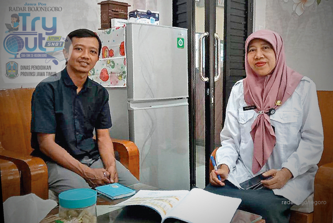 ANTUSIAS: Kepala SMAN 2 Bojonegoro Rokhani Cahyaning ditemui Manajer Bisnis Radar Bojonegoro Agus Prasetyo. (M. IRVAN RAMADHAN/RDR.BJN)