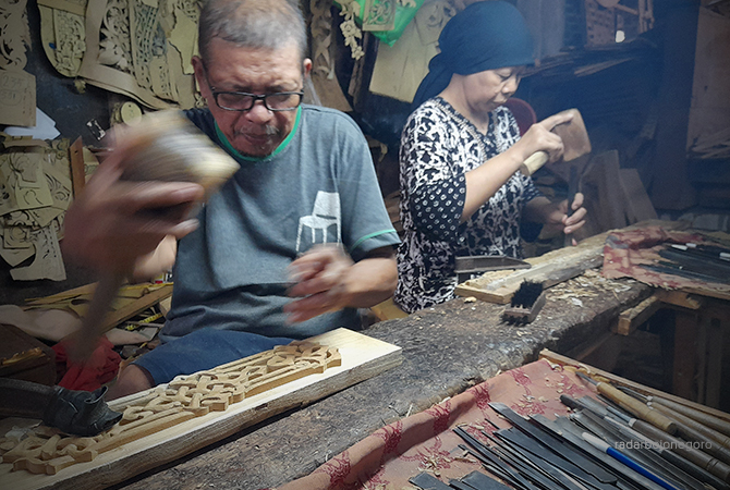 TEGUH: Sosok perempuan mengukir kayu jati di sentra mebel Desa Sukorejo, Kecamatan Bojonegoro Kota. (BHAGAS DANI PURWOKO/RDR.BJN)