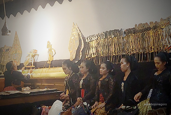 BUDAYA: Pementasan wayang kulit di Pendapa Pemkab Bojonegoro. DKB berharap pementasan wayang krucil perlu diintensifkan karena budaya asli Blora ini rentan punah di kalangan pemuda. (LUKMAN HAKIM/RDR.BLORA)