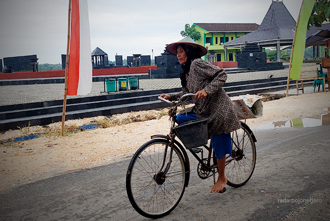 BANGUNAN BARU: Seorang pengguna jalan melintas di depan Alun-Alun Jipang berdekatan dengan situs cagar budaya Makam Gedong Ageng. (LUKMAN HAKIM/RDR.BJN)