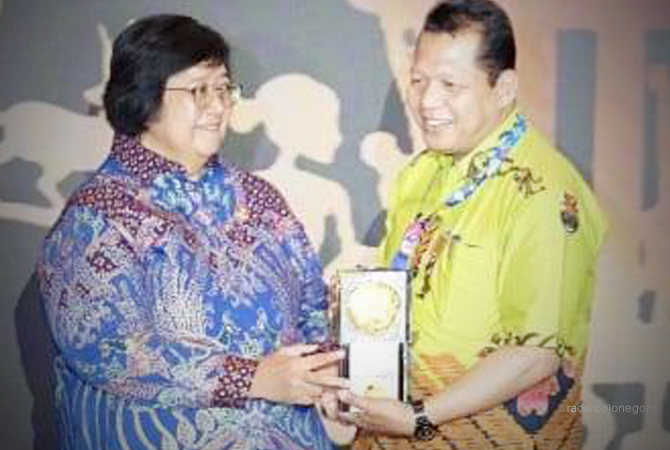 SUKSES MENATA SAMPAH: Menteri LHK Siti Nurbaya menyerahkan Piala Adipura kepada Kepala DLH Bojonegoro Hanafi. (ISTIMEWA FOR RDR.BJN)