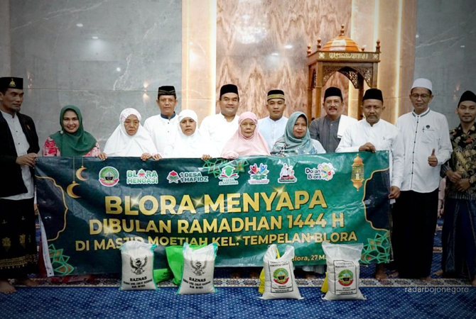 SEDERHANA: Bupati dan jajarannyaa melakukan Sarafi Ramadan di Masjid Moetiah Sawahan Senin (27/3) lalu. (ISTIMEWA FOR RDR.BLORA)