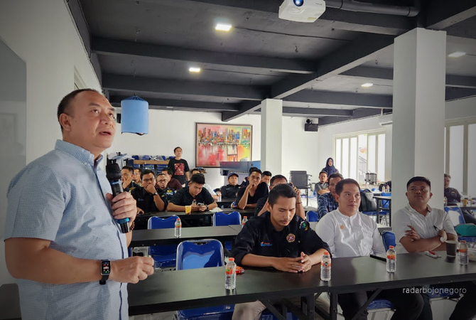 DEKAT RAKYAT: Dr. Didik Mukrianto, SH., MH dekat dengan rakyat. Terus melakukan penguatan nasionalisme melalui kegiatan Sosialisasi 4 Pilar MPR RI di Dapil Jatim IX kemarin (2/3). (ISTIMEWA FOR RDR.BJN)