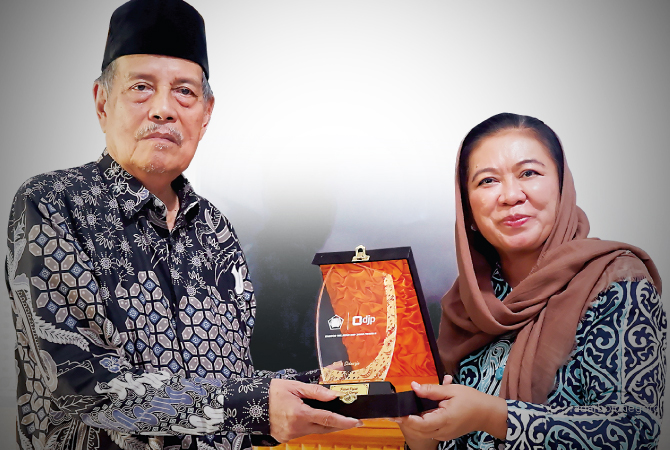 BERI APRESIASI: Penyerahan plakat DJP oleh Kepala Kanwil DJP Jawa Timur II, Agustin Vita Avantin, S.E., M.Si. kepada Prof. Dr. K.H. Abdul Ghofur atau yang akrab disapa Kiai Ghofur, sebagai wujud penghargaan dan terima kasih atas doa dan dukungan Ponpes Su