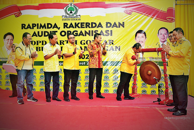 SEREMONIAL: Pembukaan acara Rapimda, Rakerda, dan Audit Organisasi oleh Ketua DPD Partai Golkar Jatim, H. M. Sarmuji, SE., M.Si.  (ISTIMEWA FOR RDR.LMG)