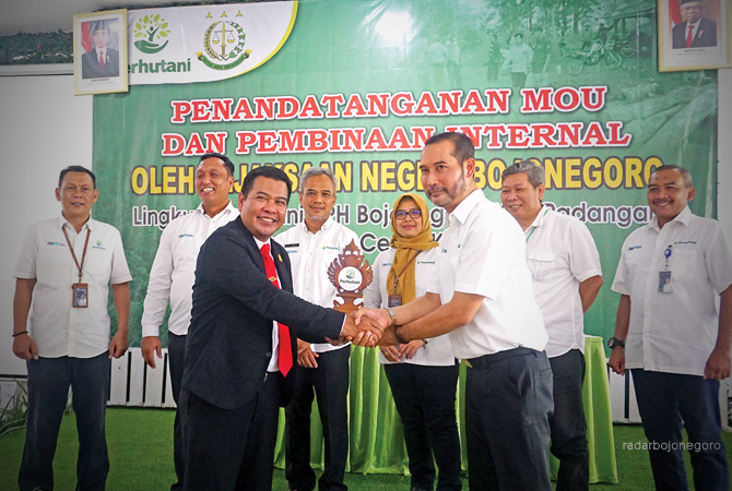 KERJA SAMA: Administratur KPH Bojonegoro Irawan dengan Kajari Badrut Tamam beserta Adm sejumlah KPH wilayah Kab. Bojonegoro menandatangani MoU. (DEWI SAFITRI/RDR.BJN)