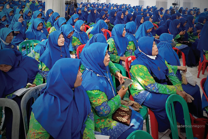 SEMANGAT: Kepala sekolah dan dikdasmen dari enam wilayah di jatim serius menyimak paparan yang disampaikan, Acara ini berlangsung dengan lancar dan sukses. (DEWI SAFITRI/RDR.BJN)