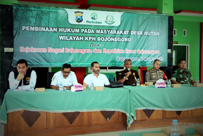 EDUKASI: Pembinaan hukum terkait hutan dihadiri perwakilan petani hutan, LMDH, dan pemdes, digelar di Kecamatan Dander. (DEWI SAFITRI/RDR.BJN)