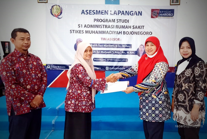 ASESESMEN: Penyerahan hasil asesmen lapangan dari Tim Asesor LAMPTKES. (ISTIMEWA FOR RDR.BJN)