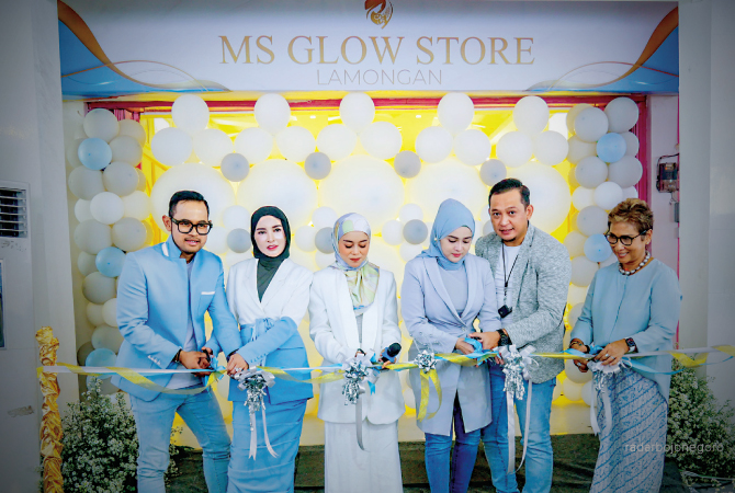 GUNTING PITA: Founder MS Glow Shandy Purnamasari dan Gilang Widhia Pramana, Brand Ambassador MS Glow Lesty Kejora, owner MS Glow  Iid Minarta dan David Minarta, serta direktur MS Glow Louisa Tahatu resmi membuka MS Glow Store Lamongan. (ISTIMEWA FOR RDR.L